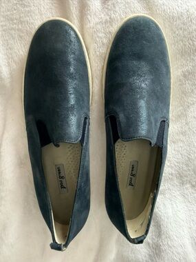 Iridescent blue Women's Navy Suede Slip-On Loafers. Size 6 Fit like an 8.